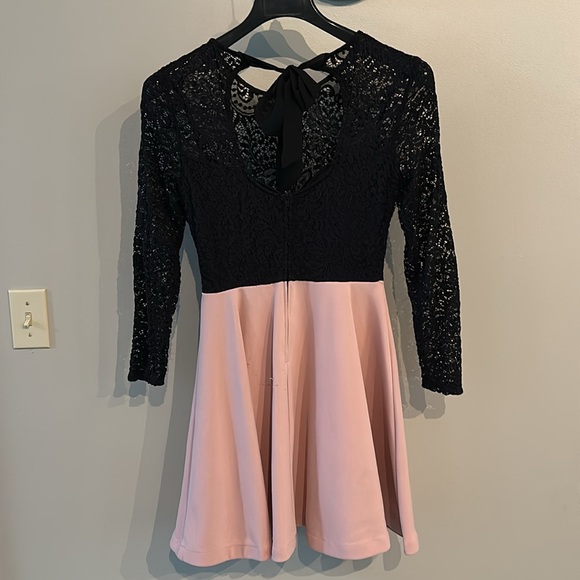 B. Smart Black Lace Dress - Picture 2 of 4